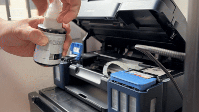 손에 묻지 않는 잉크 충전 장면